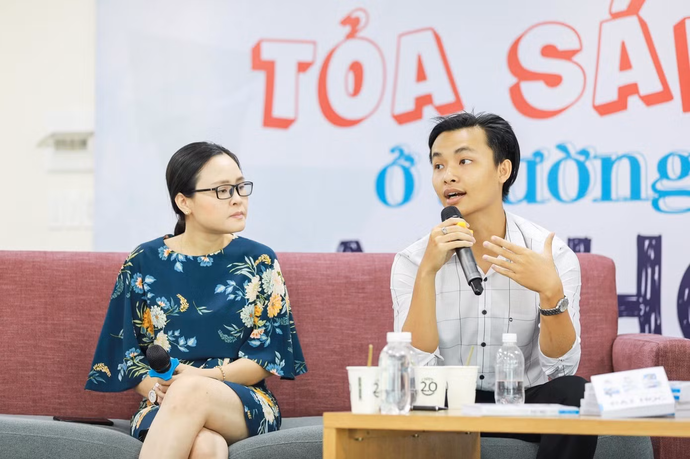 Tống Chí Thông chia sẻ với học sinh, sinh viên trong một chương trình của giới trẻ. Tống Chí Thông chia sẻ với học sinh, sinh viên trong một chương trình của giới trẻ.
