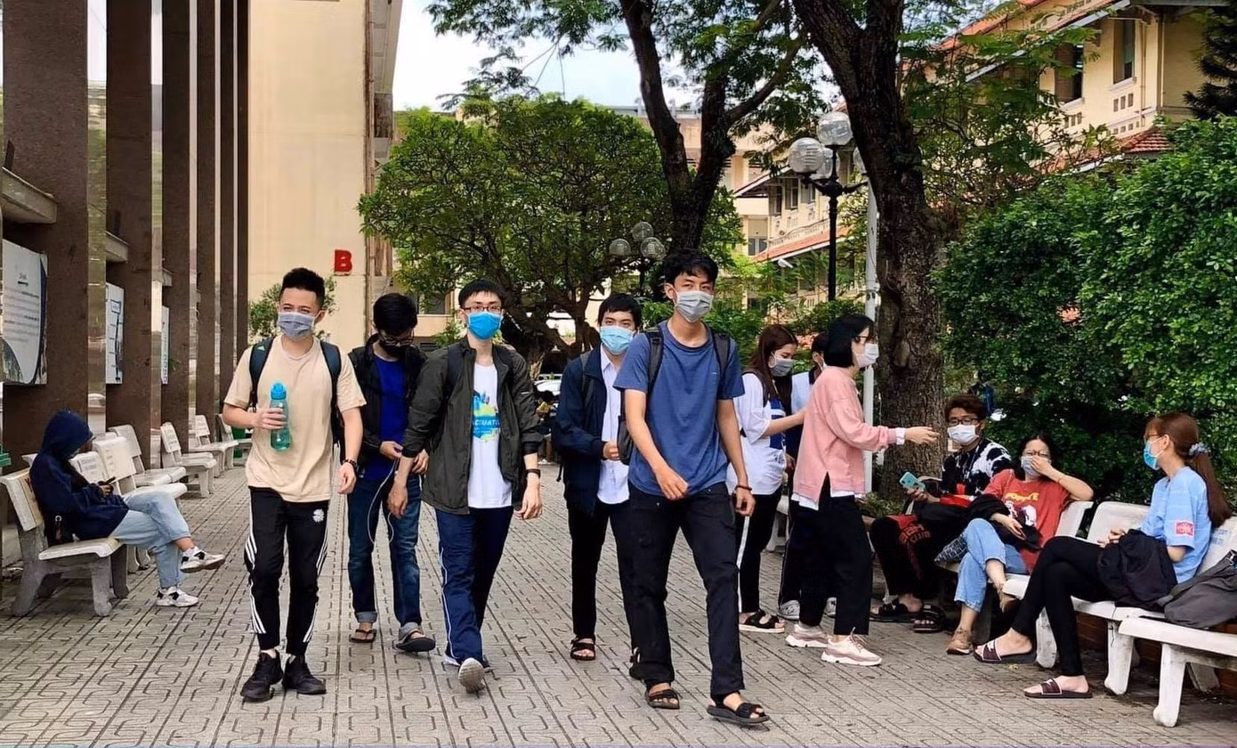 Sinh viên trường ĐH KHTN (ĐHQG TP. HCM) từ khóa 2018 trở về trước sẽ được đến trường học thực hành. Sinh viên trường ĐH KHTN (ĐHQG TP. HCM) từ khóa 2018 trở về trước sẽ được đến trường học thực hành.