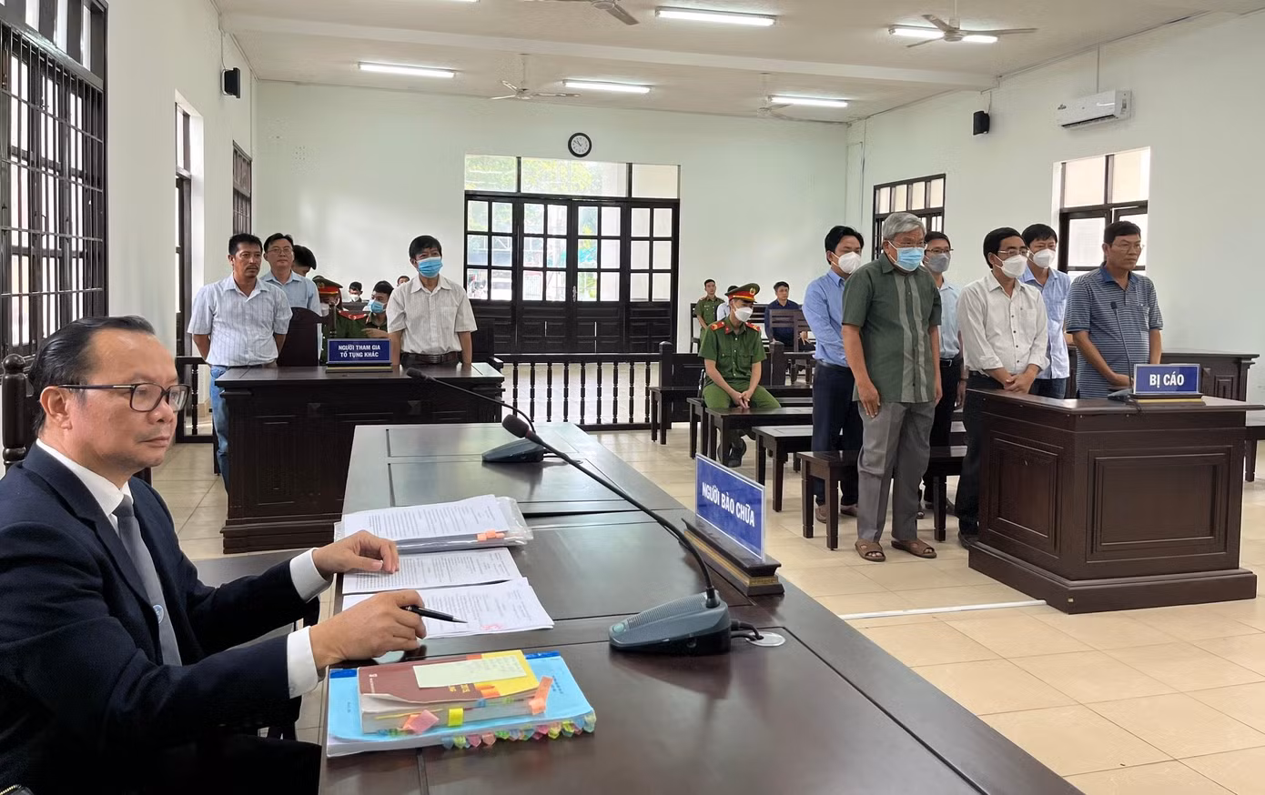 TS. Luật sư Đỗ Nghề (bên trái ảnh) tại phiên toà. Ảnh L.H