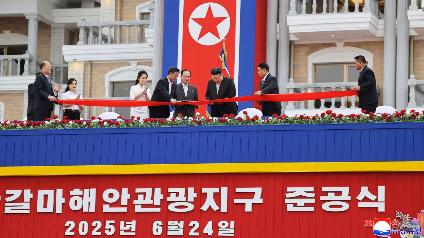 Suốt nhiều năm qua, ông Kim đã thúc đẩy việc tái thiết thành phố biển Wonsan, nhằm biến nơi đây từ một địa điểm nghỉ dưỡng cho người dân địa phương thành khu du lịch hấp dẫn trị giá hàng tỷ đô la. (Ảnh: KCNA)