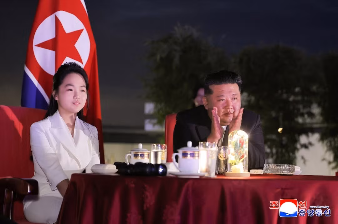 Ông Kim Jong-un và con gái Ju-ae. (Ảnh: KCNA)