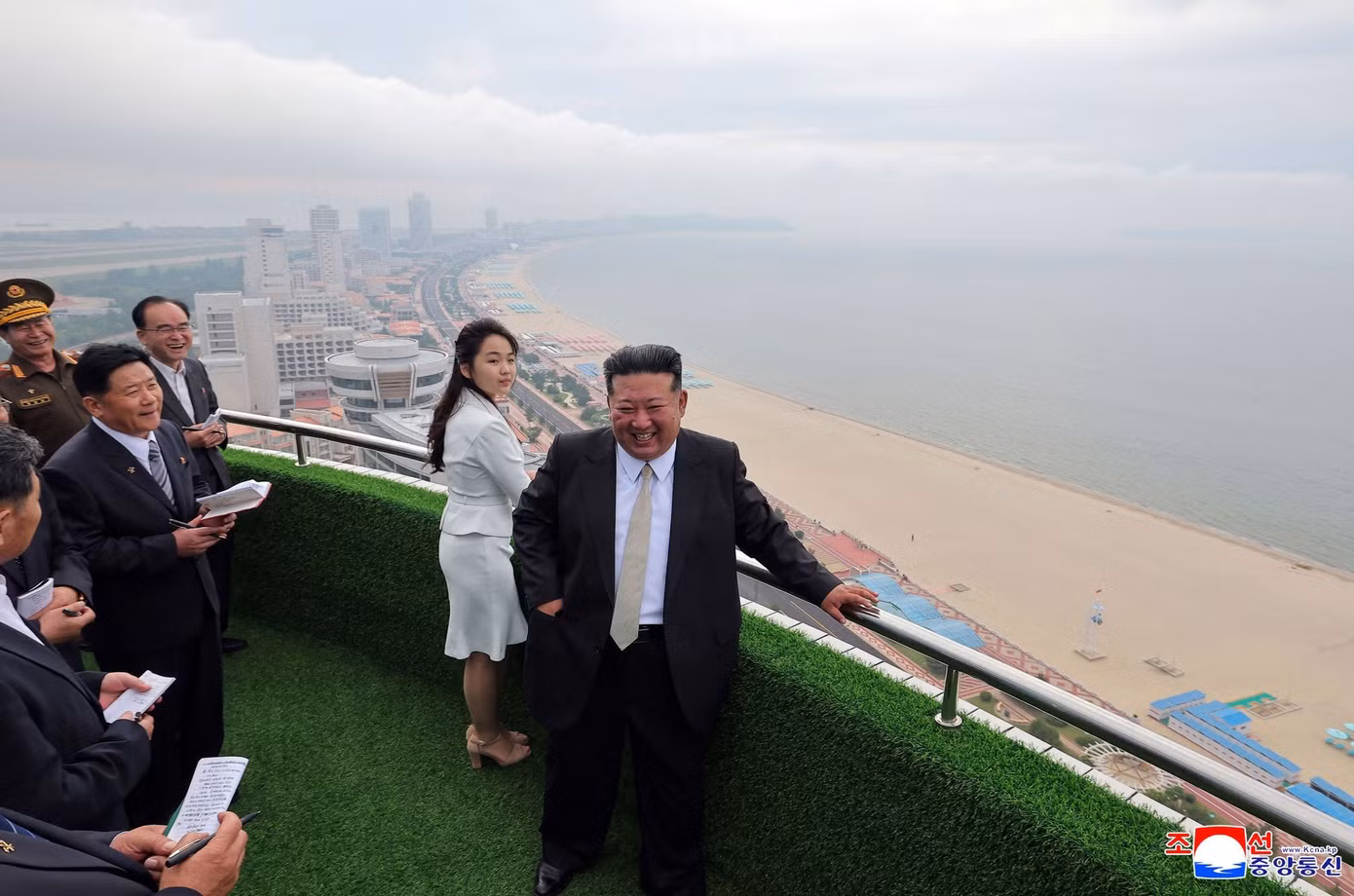 Theo KCNA, Đại sứ Nga tại Triều Tiên và các nhân viên đại sứ quán đã được mời tham dự buổi lễ khánh thành Wonsan Kalma. (Ảnh: KCNA)