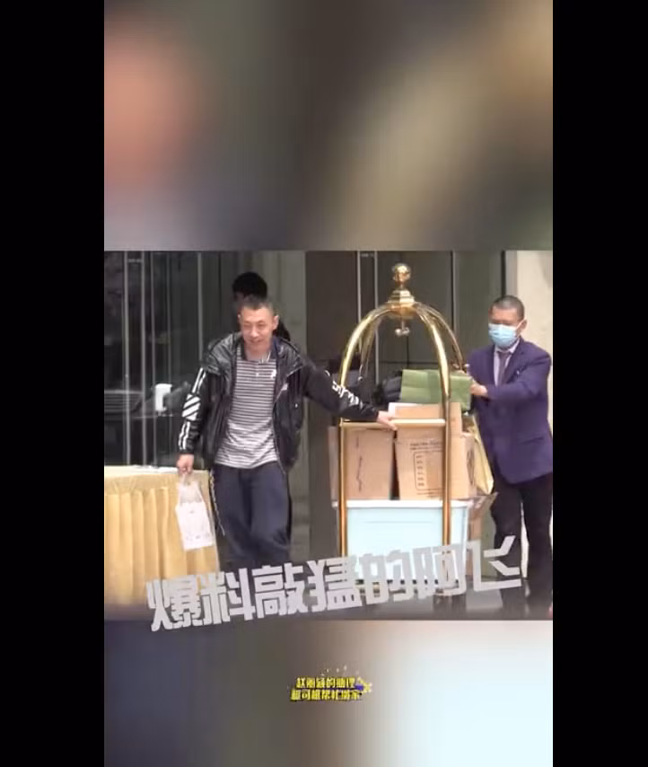 Nhân viên hỗ trợ chuyển hành lý của Triệu Lệ Dĩnh ra khỏi tổ ấm một thời của cô. Nhân viên hỗ trợ chuyển hành lý của Triệu Lệ Dĩnh ra khỏi tổ ấm một thời của cô.