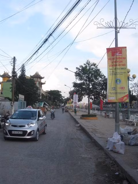 Lồng đèn trên đường Diện Biên Phủ đã tháo dỡ