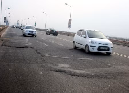 Mặt cầu Thăng Long sau nhiều lần sửa chữa