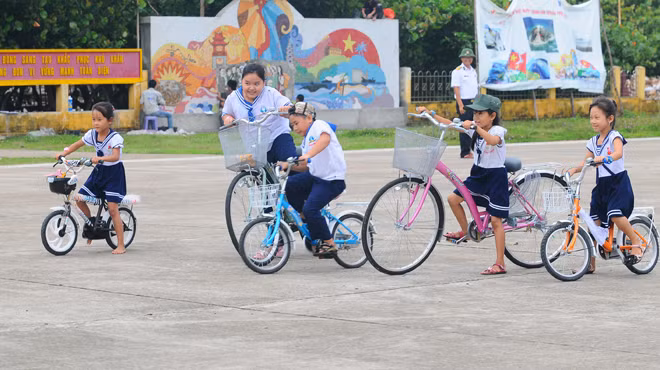 Quần đảo Hoàng Sa, Trường Sa thuộc chủ quyền Việt Nam. Trong ảnh: trẻ em vui chơi trên đảo Trường Sa Lớn - Ảnh: T.T.D.(Tuổi Trẻ) 