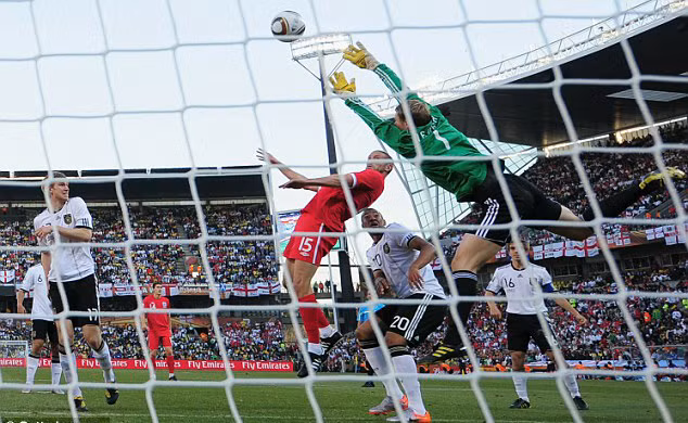 Matt Upson (số 15) đánh đầu chính xác, rút ngắn tỉ số 1 - 2 cho Anh. Ảnh: Getty Images