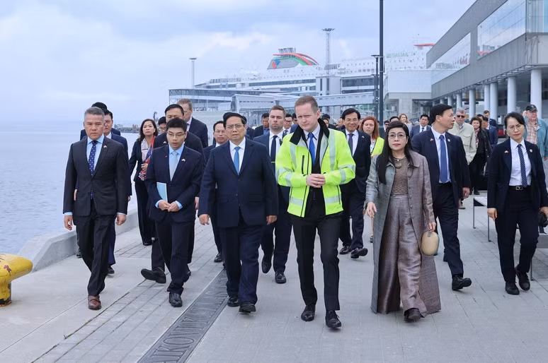 Thủ tướng Phạm Minh Chính và Phu nhân cùng đoàn đại biểu cấp cao Việt Nam thăm cảng Tallinn. Ảnh: VGP Thủ tướng Phạm Minh Chính và Phu nhân cùng đoàn đại biểu cấp cao Việt Nam thăm cảng Tallinn. Ảnh: VGP