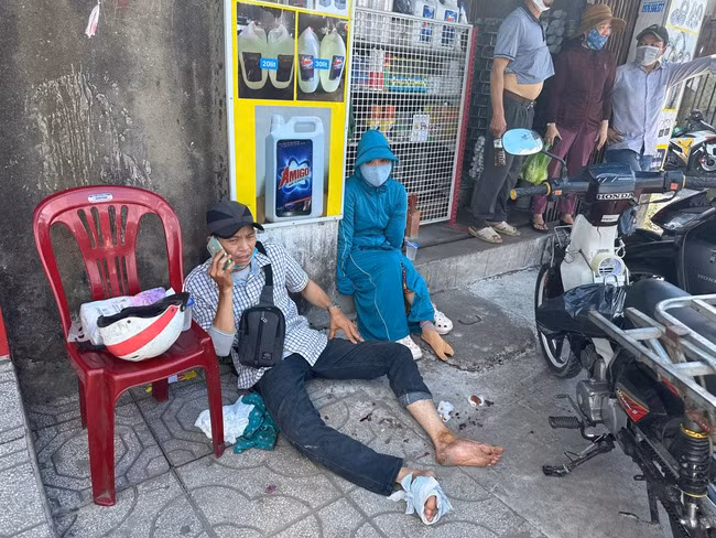 Người đàn ông bị tấm sắt đè trúng. Người đàn ông bị tấm sắt đè trúng.