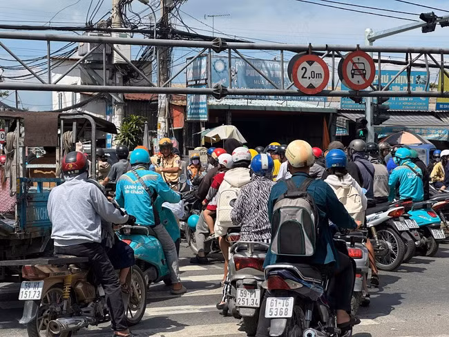 Cảnh sát giao thông đến điều tiết, giải tỏa ùn ứ. Cảnh sát giao thông đến điều tiết, giải tỏa ùn ứ.