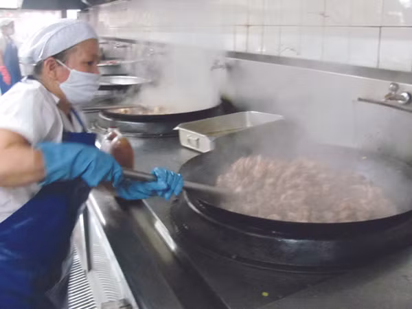 Bếp ăn của Cty Pouyeun ở KCN Bình Tân cung cấp suất ăn với giá 9.000 đồng. Ảnh L.N