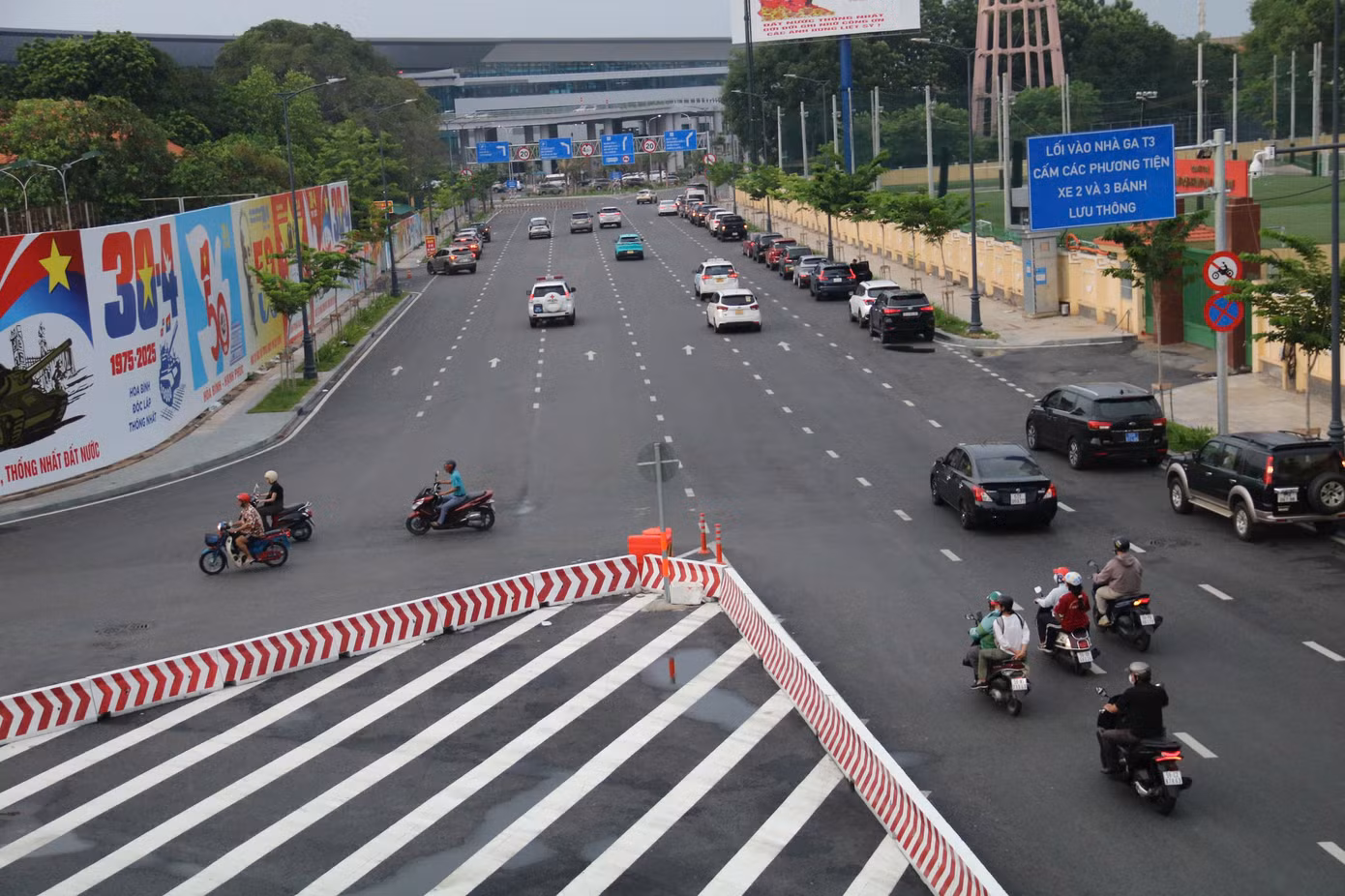 Xe máy chạy vào đường cấm tại khu vực vào ga T3. Ảnh: CTV Xe máy chạy vào đường cấm tại khu vực vào ga T3. Ảnh: CTV