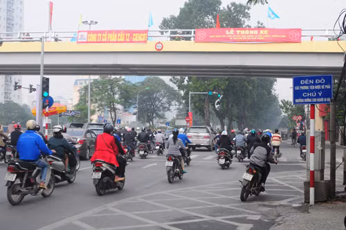 Các phương tiện từ Ngã Tư Sở đi Cầu Giấy và ngược lại sẽ đi theo đèn tín hiệu, biển báo tại nút. Riêng xe tải, xe chuyên dùng, xe thô sơ, người đi bộ không đi lên cầu vượt