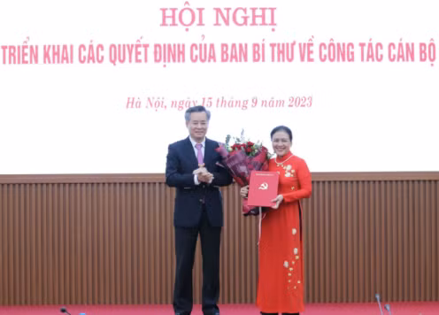 Bà Nguyễn Phương Nga nhận quyết định nghỉ hưu. (Ảnh: Vufo)