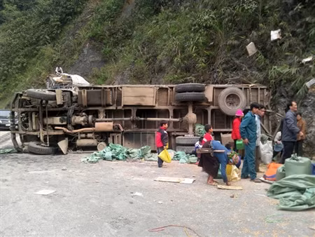 Nhiều người tranh thủ "hôi của" sau khi tai nạn xảy ra. Ảnh: Đ.H. Nhiều người dân tranh thủ