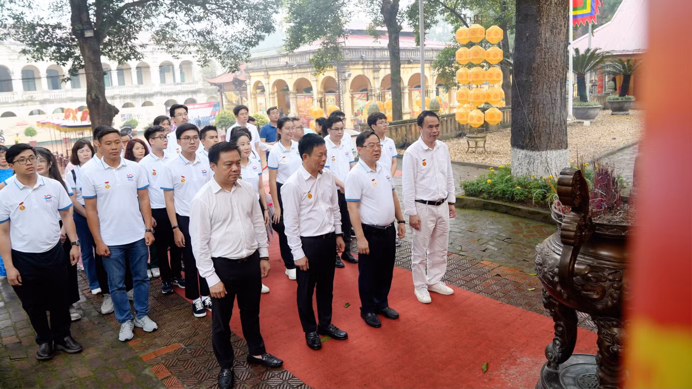 Đoàn tham quan thực hiện nghi lễ dâng hương.