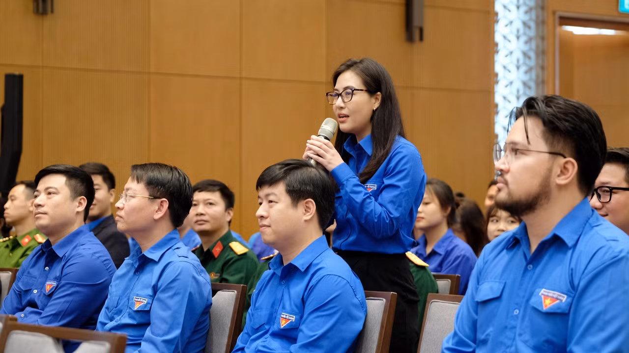 Đại biểu thanh niên sôi nổi đặt câu hỏi với Thủ tướng Chính phủ.