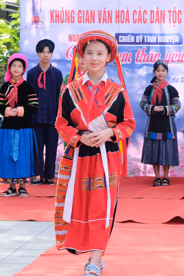 Xuất phát từ quan niệm coi màu đỏ là màu của lửa, của ánh sáng, đại diện cho thần lửa linh thiêng nhất nên người phụ nữ Pà Thẻn chọn sắc đỏ là màu chủ đạo trên trang phục. Cùng với đó là kết hợp xen kẽ những hoa văn trắng, đen, xanh, vàng tạo nên một tổng thể rực rỡ nhưng vẫn hài hòa. Khi kết hợp với những loại trang sức như vòng bạc, cặp ba lá, khăn vấn đầu thì sẽ càng tôn lên vẻ đẹp dịu dàng, nhẹ nhàng và khéo léo của những người phụ nữ.