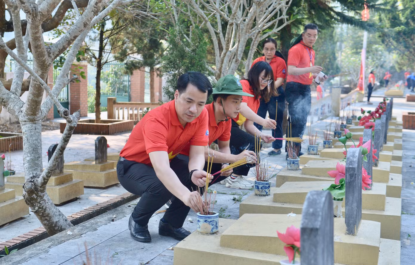 Đại biểu dâng hương tại Nghĩa trang liệt sĩ Thanh niên xung phong xã Chăn Nưa, huyện Sìn Hồ. Đại biểu dâng hương tại Nghĩa trang liệt sĩ Thanh niên xung phong xã Chăn Nưa, huyện Sìn Hồ.