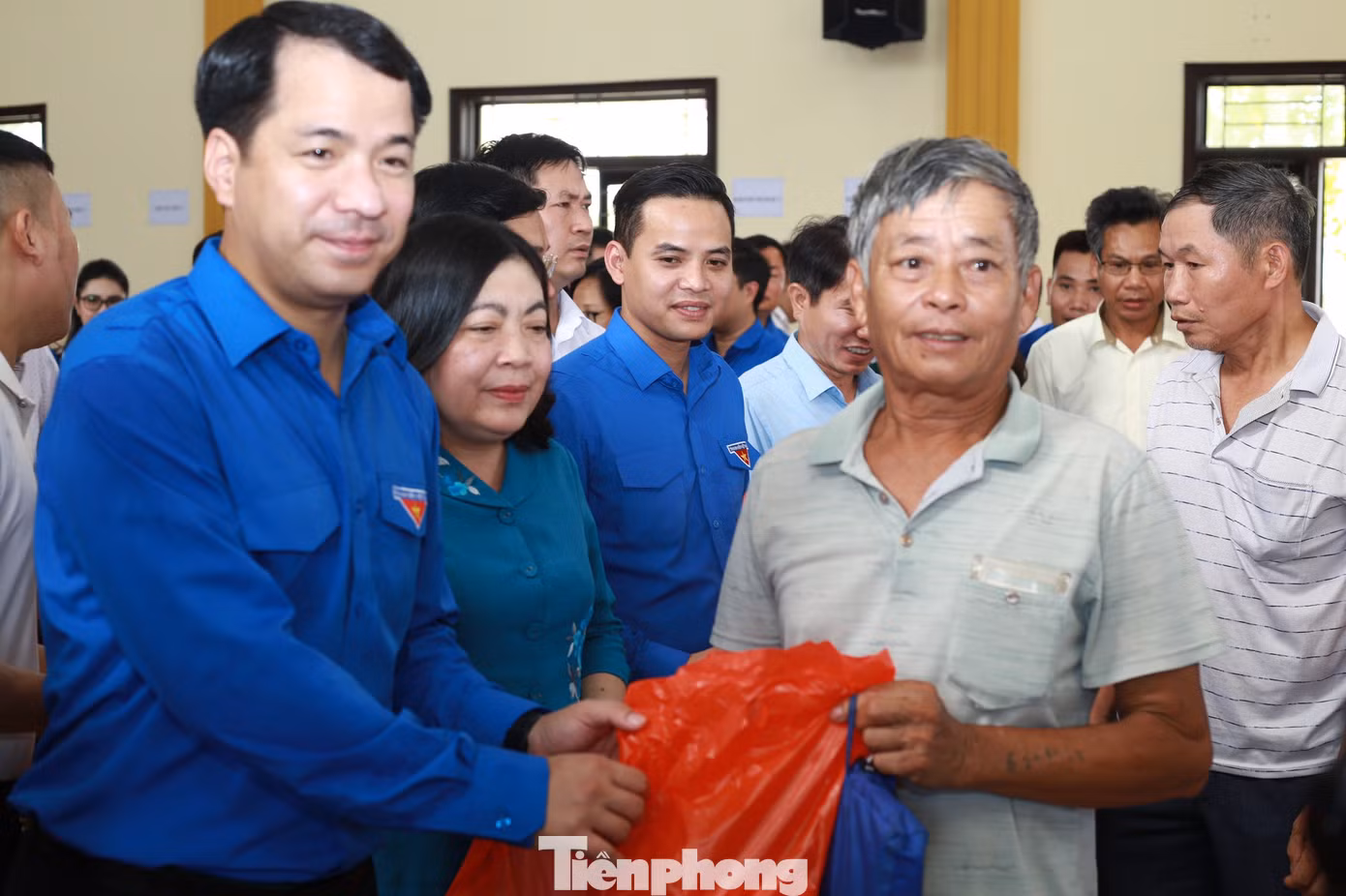 Hoạt động khám bệnh, tư vấn sức khỏe, cấp phát thuốc miễn phí cho 300 đối tượng chính sách của Đoàn Thanh niên Bệnh viện Bạch Mai và các cơ quan, đơn vị. Ảnh: C.Linh
