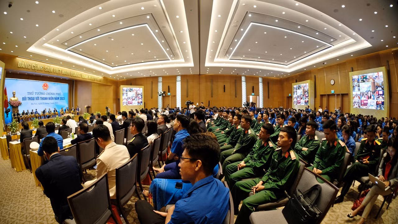 Cùng dự và đối thoại với Thủ tướng Chính phủ có các đồng chí Bộ trưởng các Bộ: Nội vụ, GD&amp;ĐT, LĐTB&amp;XH, VHTT&amp;DL, Y tế, TT&amp;TT, KH&amp;ĐT, KH&amp;CN, Ngoại giao, Xây dựng, và Bí thư thứ nhất Trung ương Đoàn TNCS Hồ Chí Minh. Dự Hội nghị còn có đại diện lãnh đạo các ban của Đảng, các ủy ban của Quốc hội, Ủy ban Trung ương MTTQ Việt Nam, Trung ương Hội Liên hiệp Phụ nữ Việt Nam, Tổng Liên đoàn Lao động Việt Nam, Hội Nông dân Việt Nam, Hội Cựu Chiến binh Việt Nam. Tại điểm cầu Văn phòng Chính phủ (Hà Nội) có sự tham dự của đại diện lãnh đạo các bộ, cơ quan ngang bộ, cơ quan thuộc Chính phủ và các cơ quan liên quan ở Trung ương, lãnh đạo một số ban của Đảng, một số ủy ban của Quốc hội, các tổ chức chính trị - xã hội cùng 400 đại biểu thanh niên, đại diện cho hơn 23 triệu thanh niên cả nước.
