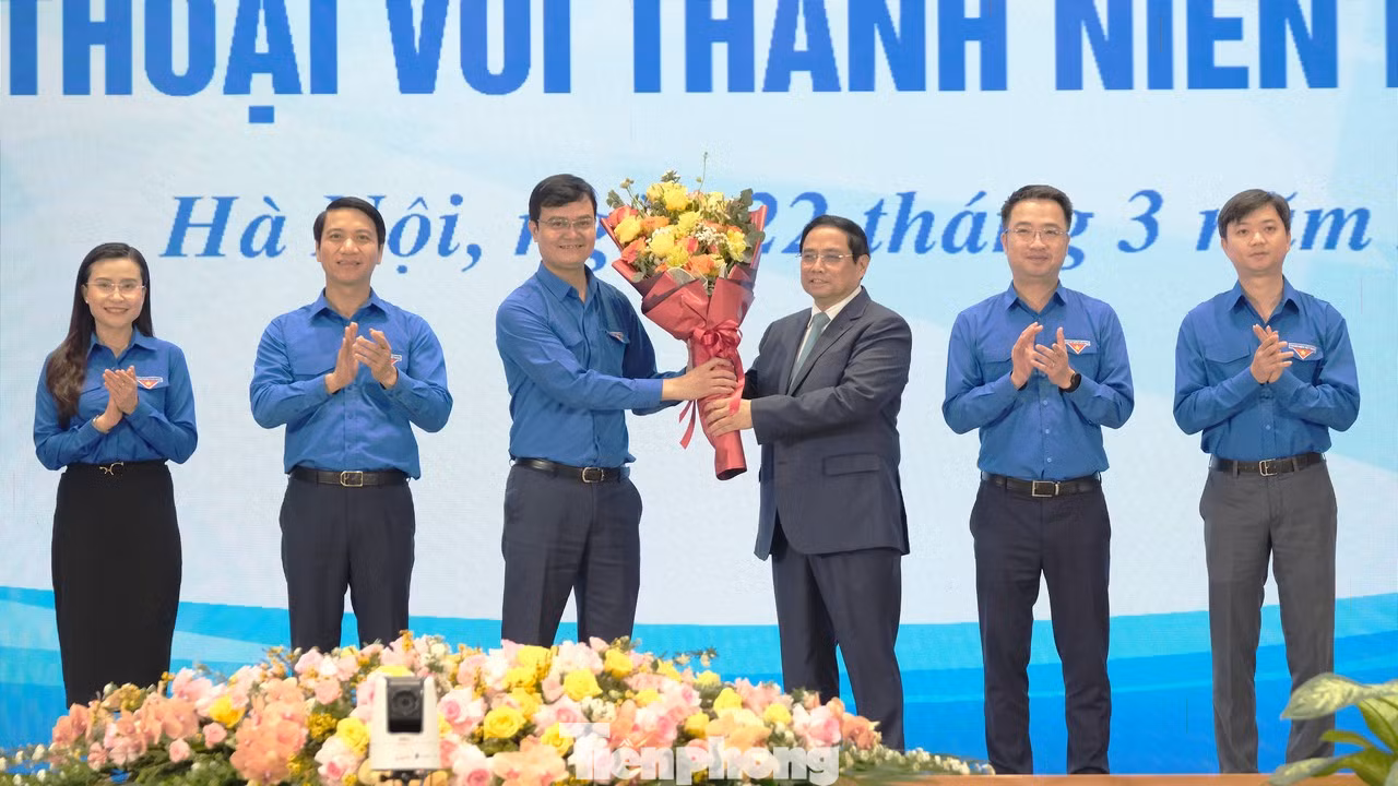 Thủ tướng Phạm Minh Chính tặng hoa chúc mừng Đoàn TNCS Hồ Chí Minh; tặng quà cho 10 Gương mặt Trẻ tiêu biểu năm 2022 và 10 Gương mặt Trẻ triển vọng năm 2022. Ảnh: Các đồng chí Bí thư Trung ương Đoàn nhận hoa chúc mừng của Thủ tướng Phạm Minh Chính.