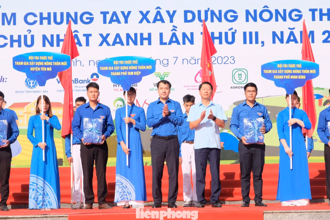 Ra quân Đội hình Trí thức trẻ chuyển giao tiến bộ kỹ thuật cho thanh niên, người dân. Ảnh: C.Linh