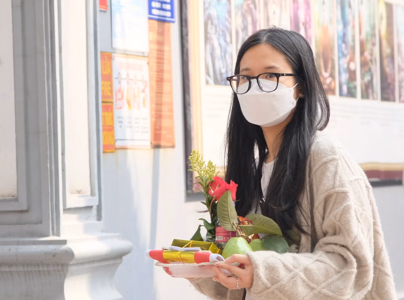 Có những bạn đến đây cầu may mắn, hanh thông trong học tập. Nhiều bạn trẻ nếu lần đầu đến chùa Hà, chưa biết làm lễ, chưa biết khấn sao cho đúng sẽ được tư vấn bởi những người làm dịch vụ "sắp lễ, viết sớ" cầu duyên, chi phí cho bài văn khấn, bài sớ khoảng 50.000 đồng. Theo đó, chỉ cần điền tên, tuổi, địa chỉ, mong muốn tác hợp nhân duyên vào bài khấn đã được thảo sẵn để khấn.