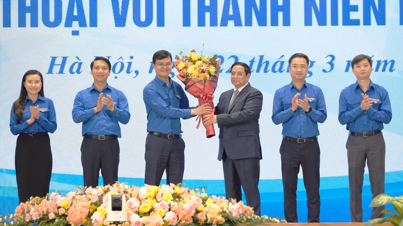 Thủ tướng Phạm Minh Chính tặng hoa chúc mừng Đoàn TNCS Hồ Chí Minh; tặng quà cho 10 Gương mặt Trẻ tiêu biểu năm 2022 và 10 Gương mặt Trẻ triển vọng năm 2022. Ảnh: Các đồng chí Bí thư Trung ương Đoàn nhận hoa chúc mừng của Thủ tướng Phạm Minh Chính.