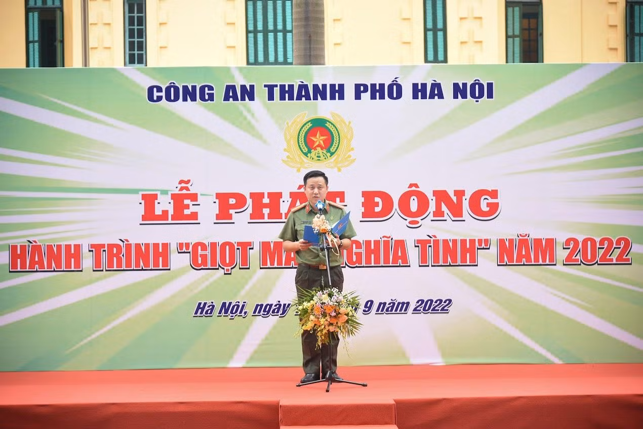 Thiếu tá Bùi Mạnh Hùng (Bí thư Đoàn Thanh niên CATP) đại diện phát biểu hưởng ứng Lễ phát động.
