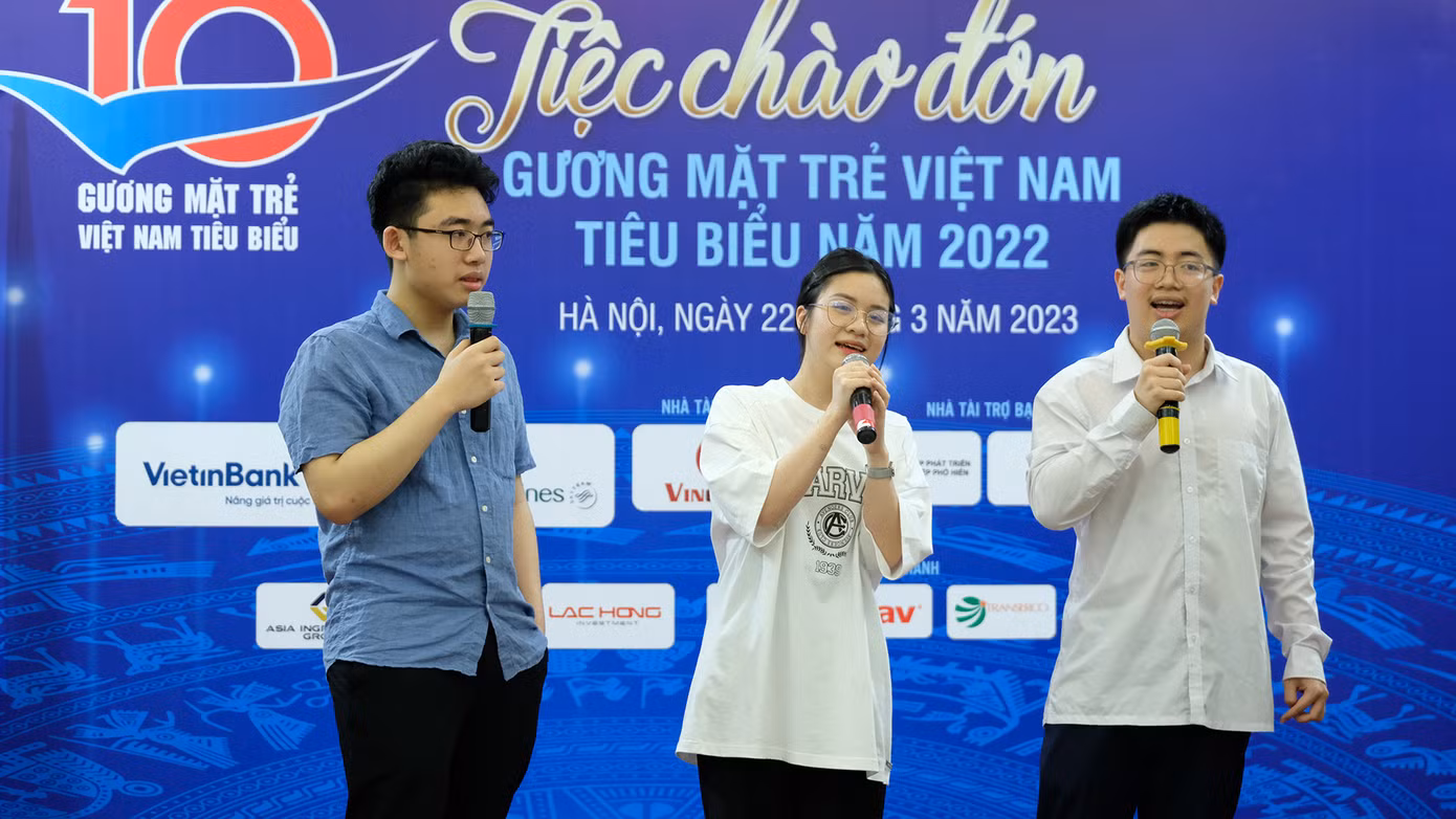 Ngô Quý Đăng, Võ Hoàng Hải, Nguyễn Thiên Ngân cùng hát ca khúc đầy hứng khởi, khí thế.