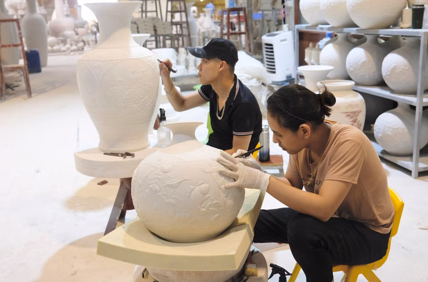 Theo chị Vũ Thị Ngàn (Tổ trưởng tổ Vẽ hoa, công ty Cổ phần gốm Chu Đậu), đa số nghệ nhân ở đây đều có truyền thống gia đình 2 đời làm nghề gốm: "Ví dụ như trường hợp của cô Trần Thị Xắn (SN 1978) đã gắn bó với công việc này hơn chục năm nay. Giờ con gái cô là Vũ Thị Phương (SN 1997) cũng vào xưởng làm được 6 năm theo mẹ. Mức thu nhập ở đây cũng ổn định nên đã tạo một phần động lực để nghệ nhân trẻ tiếp nối làm nghề". Ảnh: Châu Linh