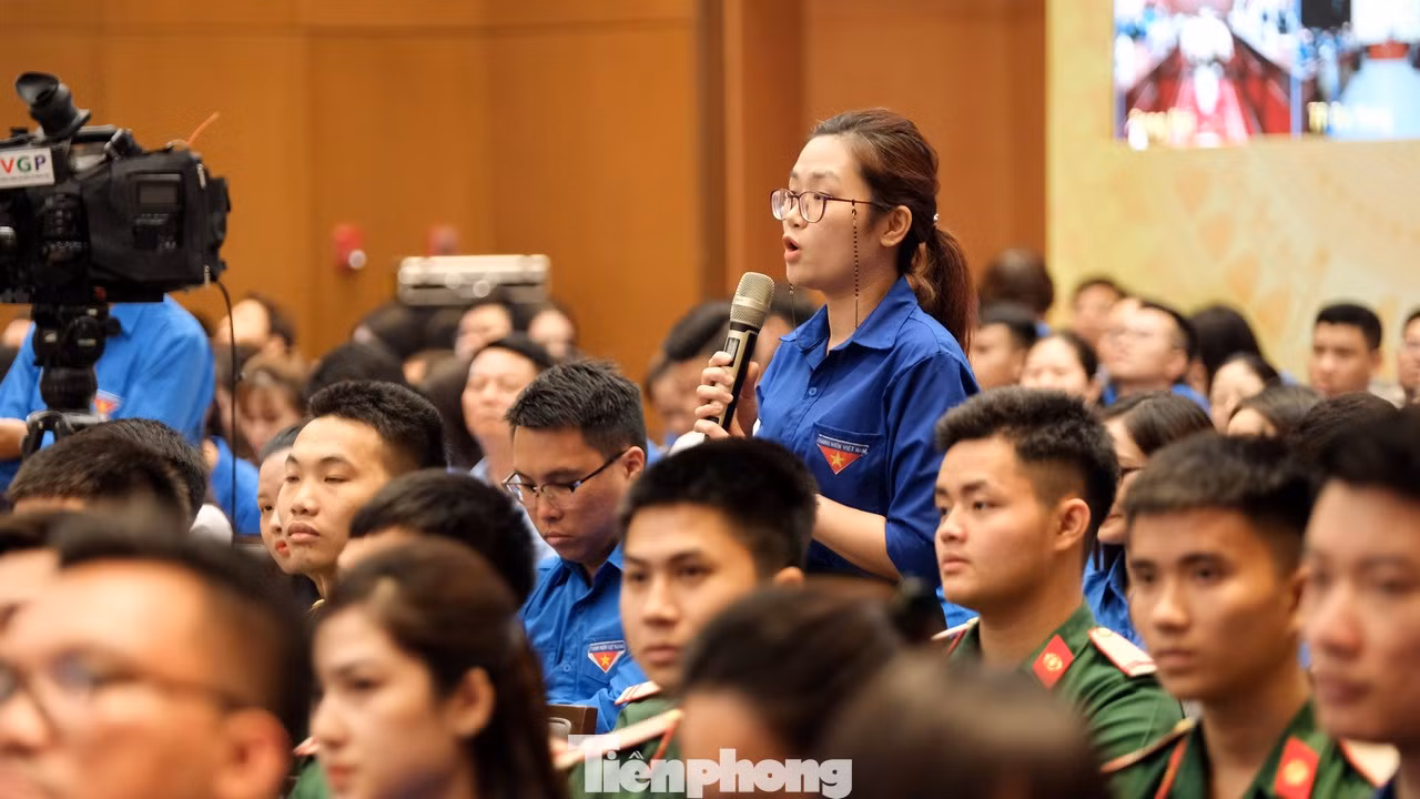 Đại biểu thanh niên sôi nổi đặt câu hỏi với Thủ tướng Chính phủ.