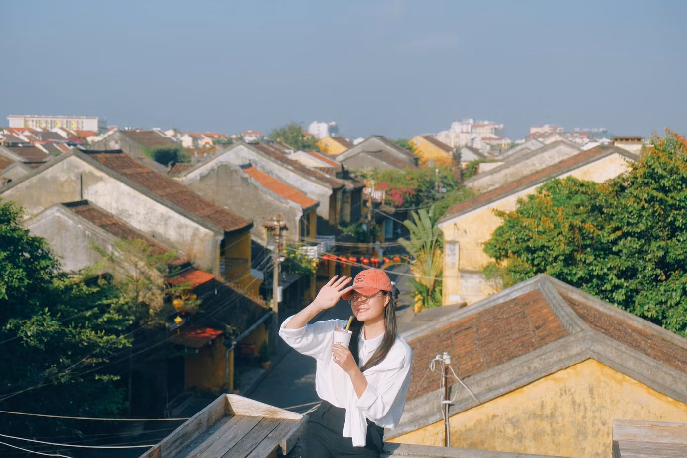 Trang di chuyển bằng xe máy từ Hà Nội vào Mũi Cà Mau - Miền Tây sau đó về Sài Gòn, gửi xe máy bằng đường tàu từ Sài Gòn - Hà Nội rồi book vé máy bay chiều về.