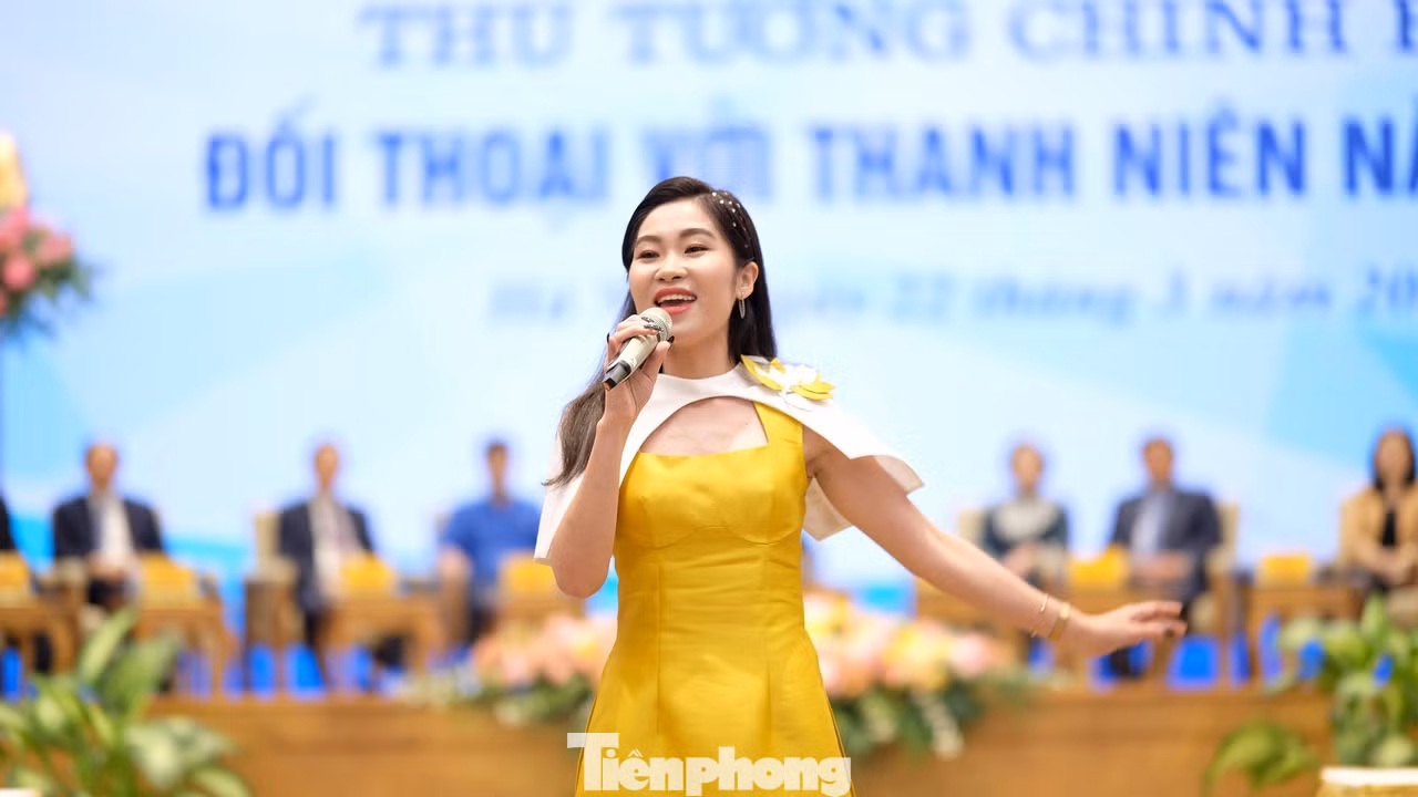 Gương mặt trẻ Việt Nam tiêu biểu - nghệ sĩ Nguyễn Ngọc Hà, Nhà hát Ca múa nhạc Việt Nam, giao lưu tại buổi đối thoại.