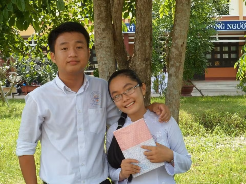 "Bắt đầu vào năm 2011, chúng mình học chung cấp 3, cấp 2 thì học riêng. Mình học chung với Thảo (bạn cũ của chồng mình) và thân nhau nên mình dùng nhờ số điện thoại của Thảo. Sau đó Hiển nhắn tin cho Thảo nhưng mình nhận được, xưng H và T nên mình tưởng H là bạn Hải lớp mình. Nhắn tin vài ngày thì mình hỏi lại mới biết nhầm người nhưng cảm thấy nói chuyện hợp nên chúng mình tiếp tục nhắn tin, càng ngày càng nhắn nhiều hơn. Đến mức mẹ mình tịch thu điện thoại vì sợ ảnh hưởng tới việc học. Bị tịch thu điện thoại, mình chuyển qua viết thư tay, viết trong nửa năm đầu lớp 12, sau đó mẹ mình thấy viết dài quá còn tốn thời gian hơn nên trả điện thoại lại cho mình. Ngày 7/6/2011 là lần đầu tiên hai đứa hẹn hò với nhau. Rồi từ đó, 5h45 mỗi sáng thứ 7 chúng mình hẹn nhau ở quán ăn gần trường.