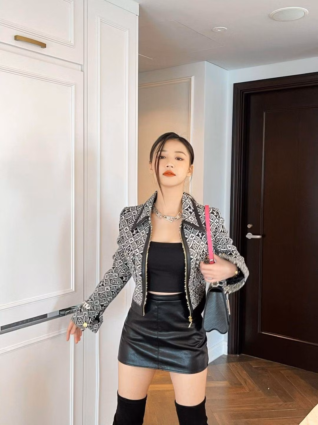 Amee cũng sở hữu phong cách thời trang vô cùng bắt trend. Amee cũng sở hữu phong cách thời trang vô cùng bắt trend.