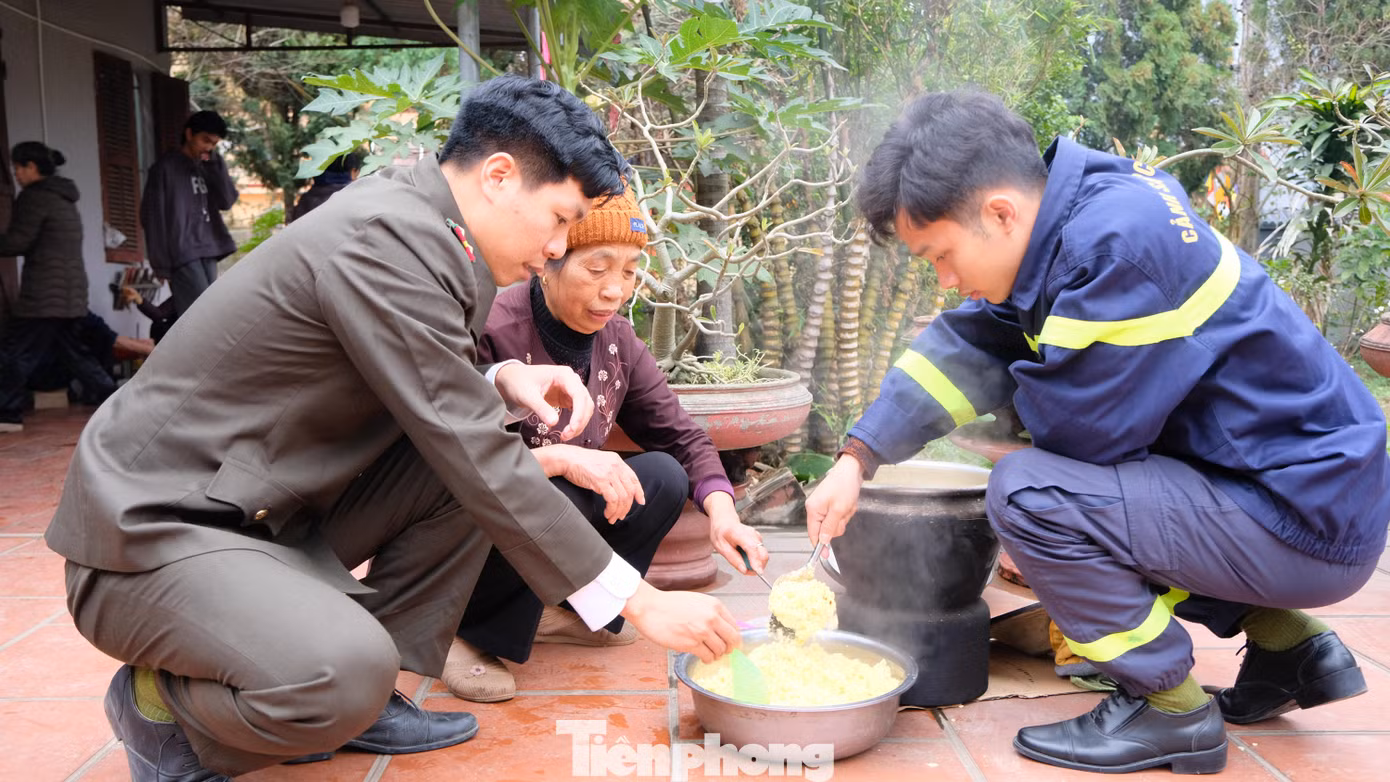 Dịp này, tuổi trẻ công an Ba Vì gói 300 chiếc bánh chưng gửi tặng người nghèo. Khoác trên mình sắc áo quân phục giản dị, người chiến sĩ công an nhân dân "gói trọn" cả tình quân dân trong từng chiếc bánh.