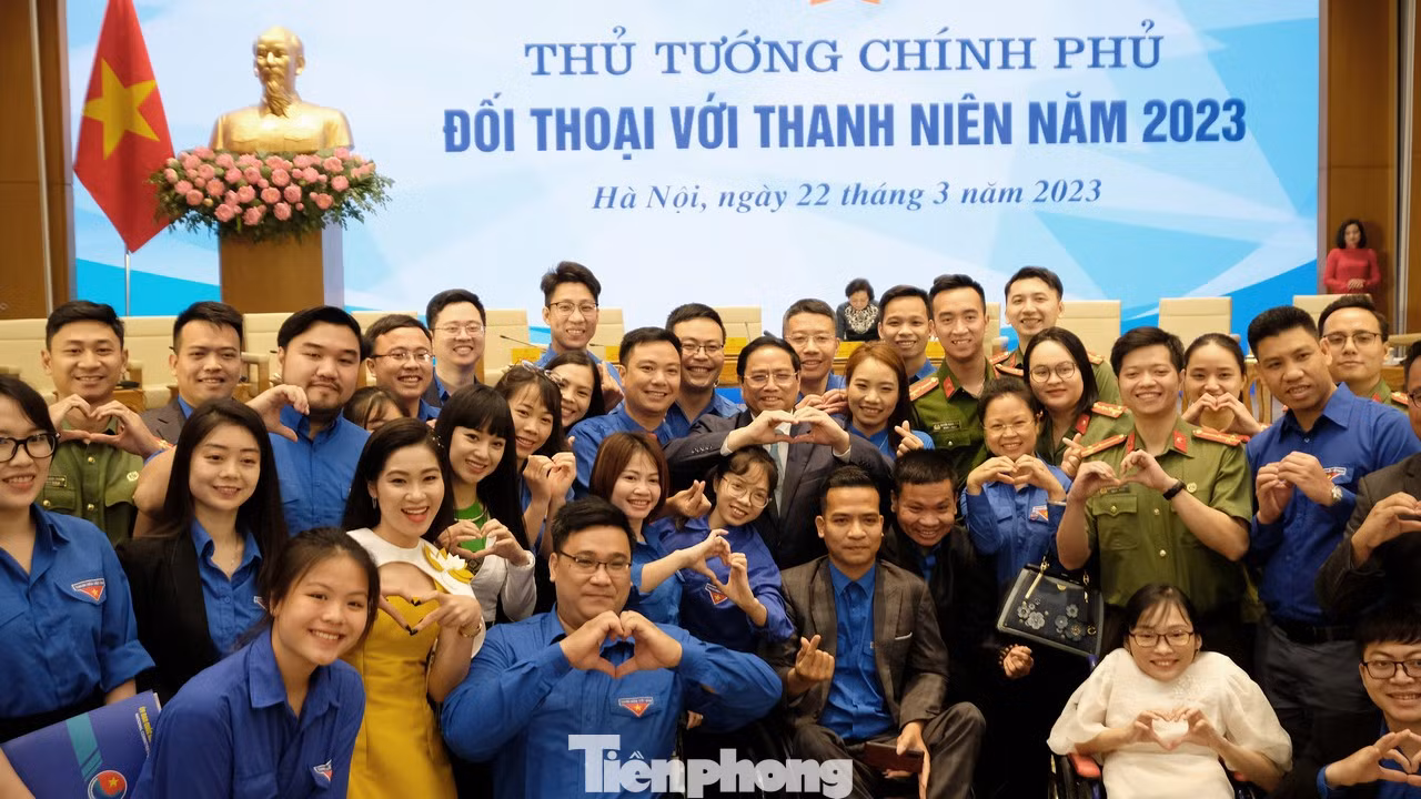 Thanh niên chụp ảnh lưu niệm cùng Thủ tướng Chính phủ.
