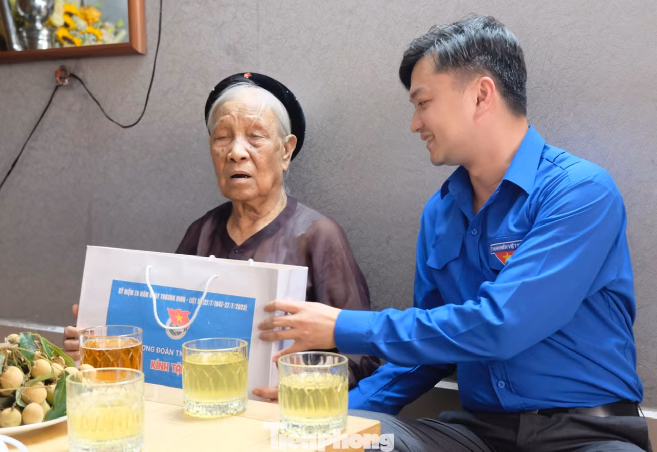 Anh Nguyễn Minh Triết tặng quà cho Mẹ Việt Nam Anh hùng Công Thị Mùi. Ảnh: Châu Linh