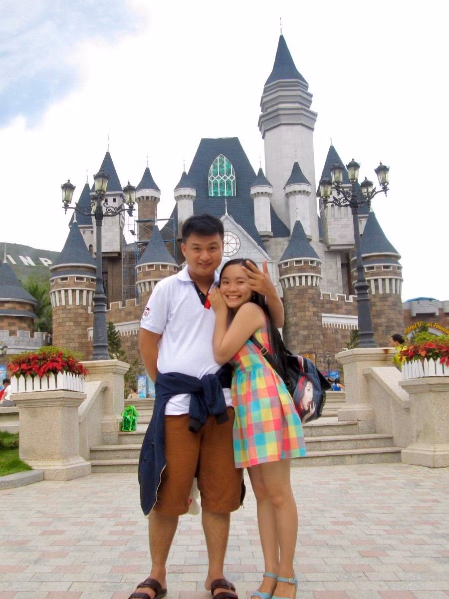Xa hơi, sâu sắc hơn vào năm 2015, mình bước vào giai đoạn chuẩn bị tốt nghiệp, cảm giác về những lo toan cuộc sống sắp đến gần, mình bắt đầu đặt kỳ vọng về tương lai nhiều hơn. Có những mệt mỏi, nước mắt nhưng cả hai vẫn luôn kiên nhẫn, không bao giờ để vuột ra lời nói chia xa. Tình yêu giống như con sóng, sau những đợt chìm sâu tận đáy nó sẽ trồi lên lại, mạnh mẽ hơn, sâu sắc hơn. Trong năm đó, chúng mình có chuyến đi đến Nha Trang - lần đầu đi cáp treo.