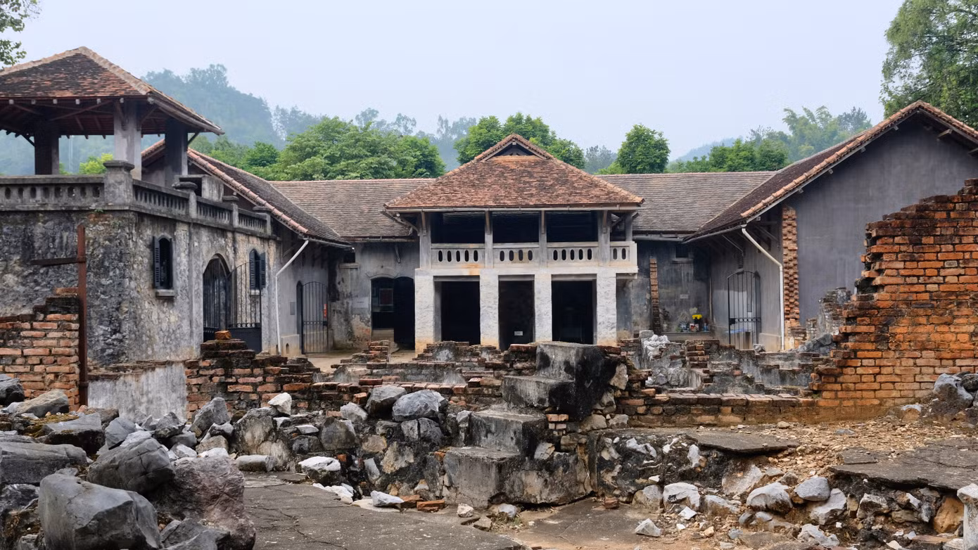 Di tích lịch sử Nhà tù Sơn La nằm ở trung tâm thành phố Sơn La, cách Lào 45km về phía Nam. Nhà tù Sơn La đã được người Pháp xây dựng trong thời kỳ Pháp thuộc nhằm mục tiêu giam cầm những người làm cách mạng của Việt Nam. Ngày nay, nơi đây trở thành một địa chỉ đỏ trong công tác giáo dục truyền thống cách mạng cho thế hệ các dân tộc Sơn La và nhân dân cả nước; một trong những điểm tham quan lịch sử ý nghĩa với người dân Việt Nam cũng như du khách quốc tế. Ảnh: Châu Linh