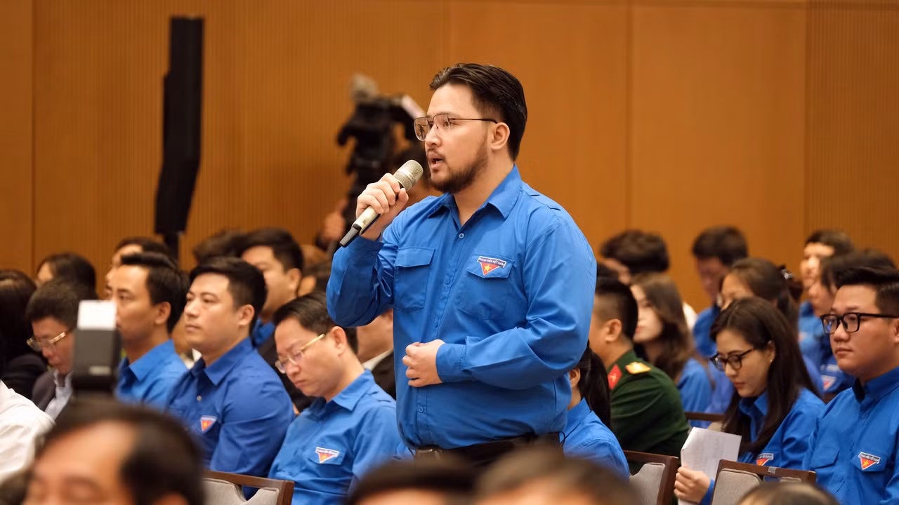 Đại biểu thanh niên sôi nổi đặt câu hỏi với Thủ tướng Chính phủ.