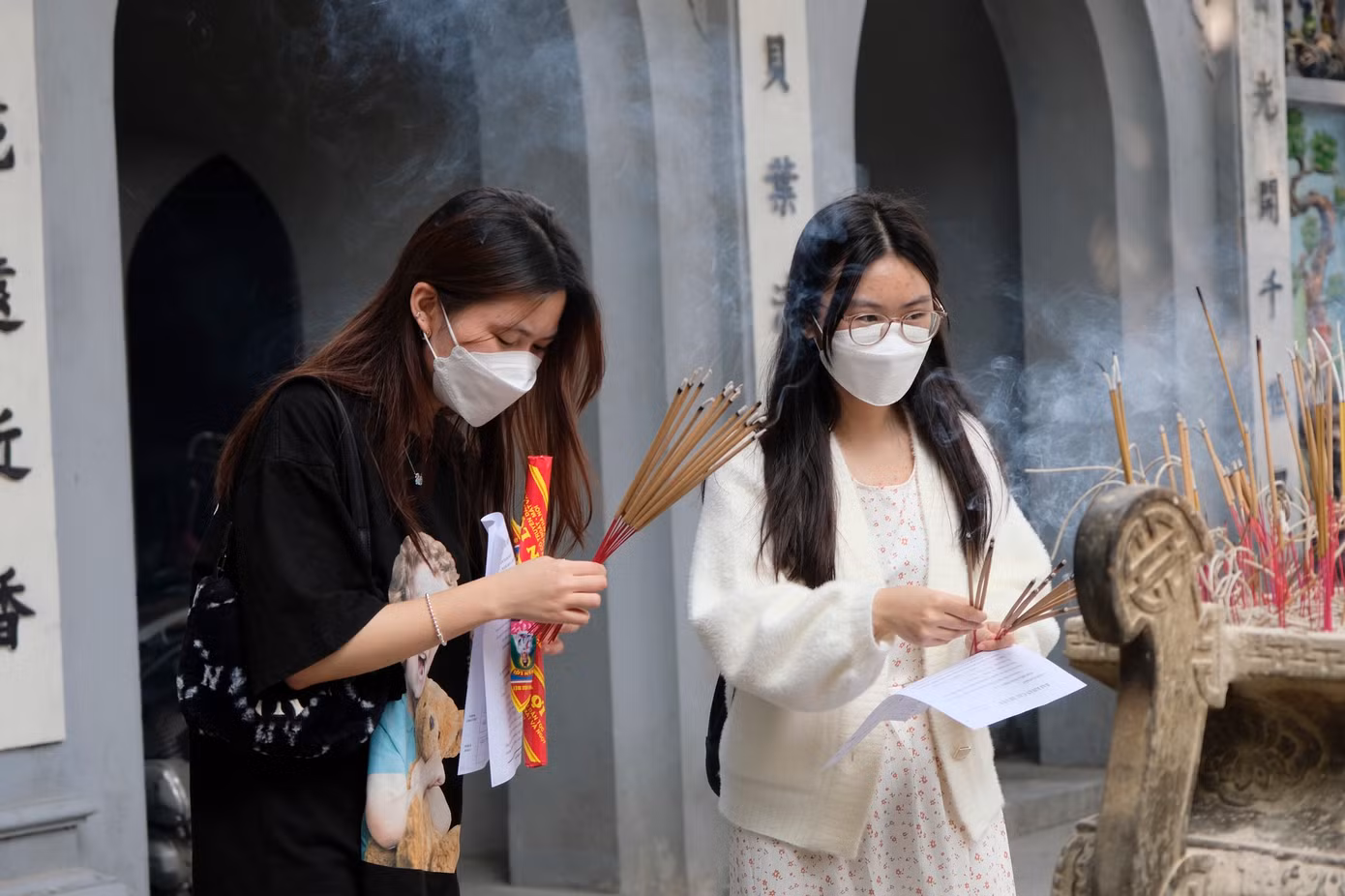 Năm nay, ngày lễ Tình nhân đúng vào giữa tuần nên nhiều người trẻ đã tranh thủ đi cầu duyên vào dịp cuối tuần.