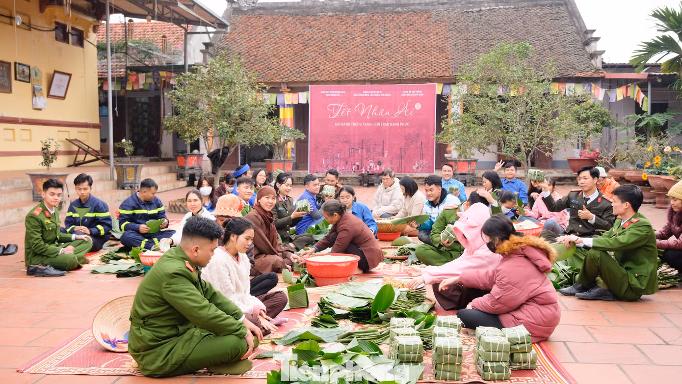 Cán bộ, chiến sĩ công an nhân dân và đoàn viên, thanh niên tham gia sôi nổi gói bánh chưng.
