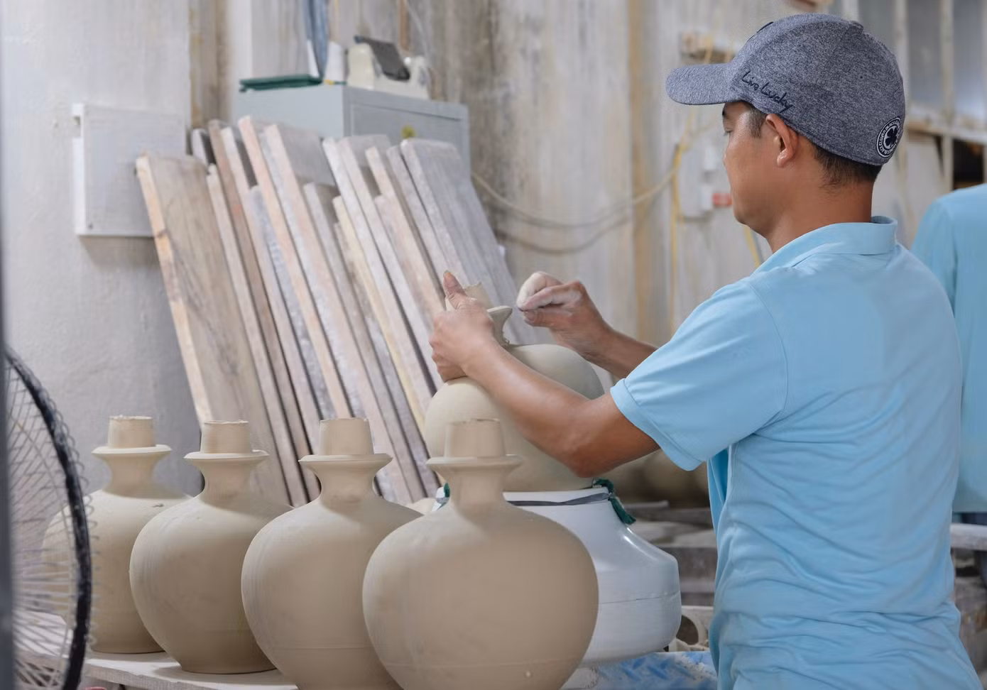 Hiện tại, quy mô sản xuất của công ty khá lớn với ba khu nhà xưởng trên tổng diện tích 3.3 ha, năng lực sản xuất đạt trên 10 triệu sản phẩm mỗi năm. Trong những năm gần đây, làng gốm Chu Đậu cũng đón nhiều đoàn học sinh, sinh viên tham quan, trải nghiệm một ngày làm gốm. Ảnh: Châu Linh.