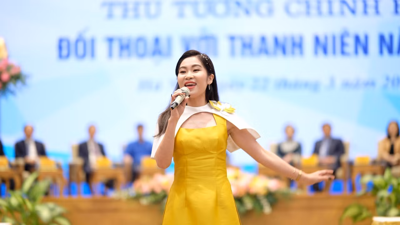 Gương mặt trẻ Việt Nam tiêu biểu - nghệ sĩ Nguyễn Ngọc Hà, Nhà hát Ca múa nhạc Việt Nam, giao lưu tại buổi đối thoại.