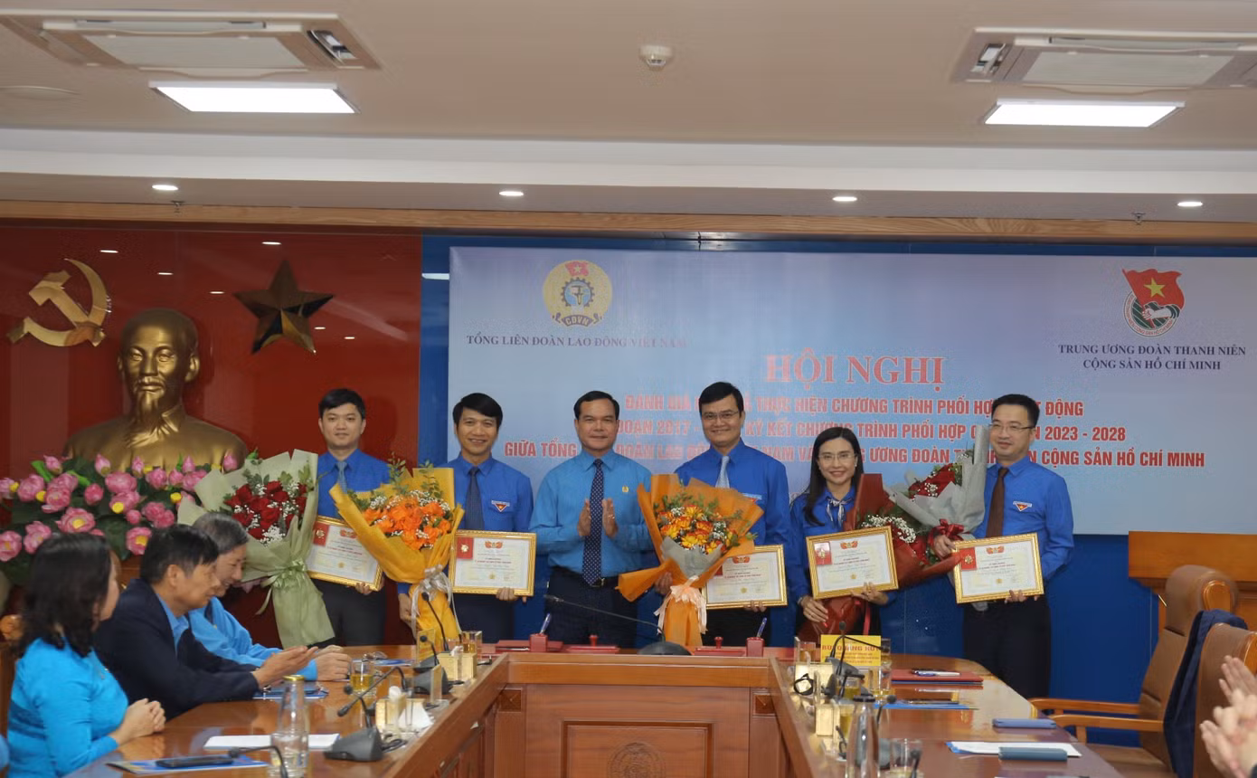 Tổng Liên đoàn Lao động Việt Nam trao tặng kỷ niệm chương “Vì sự nghiệp xây dựng tổ chức Công đoàn” cho các đồng chí Bí thư BCH T.Ư Đoàn. Ảnh: Bảo Anh Tổng Liên đoàn Lao động Việt Nam trao tặng kỷ niệm chương “Vì sự nghiệp xây dựng tổ chức Công đoàn” cho các đồng chí Bí thư BCH T.Ư Đoàn. Ảnh: Bảo Anh