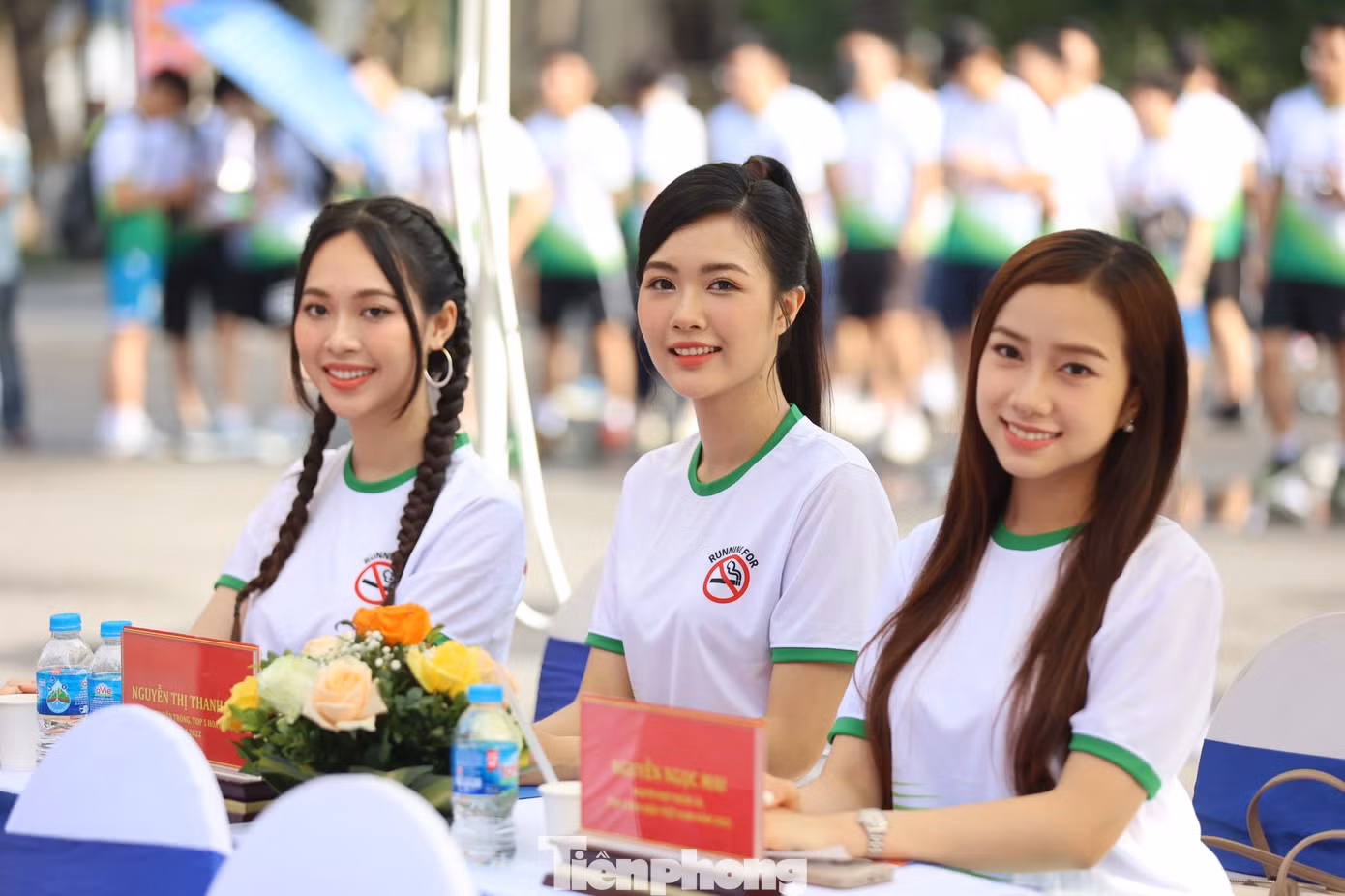 Các người đẹp cùng nhau chia sẻ thông điệp phòng chống thuốc lá trong và sau chương trình. Các người đẹp cùng nhau chia sẻ thông điệp phòng chống thuốc lá trong và sau chương trình.
