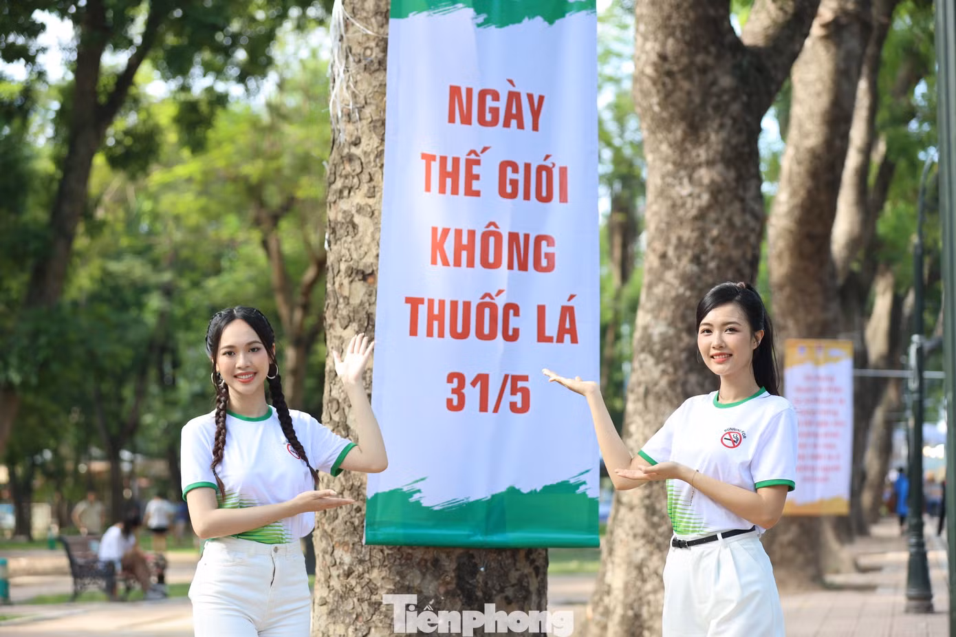 “Không hút thuốc vì sức khỏe của bạn và những người thân yêu - Cùng chung tay bảo vệ lá phổi của bạn và lá phổi xanh của trái đất”, thông điệp của Thanh Tâm muốn gửi tới các bạn trẻ. “Không hút thuốc vì sức khỏe của bạn và những người thân yêu - Cùng chung tay bảo vệ lá phổi của bạn và lá phổi xanh của trái đất”, thông điệp của Thanh Tâm muốn gửi tới các bạn trẻ.